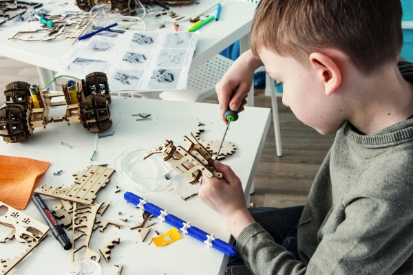 Il laser cutter per le scuole diversifica l'istruzione